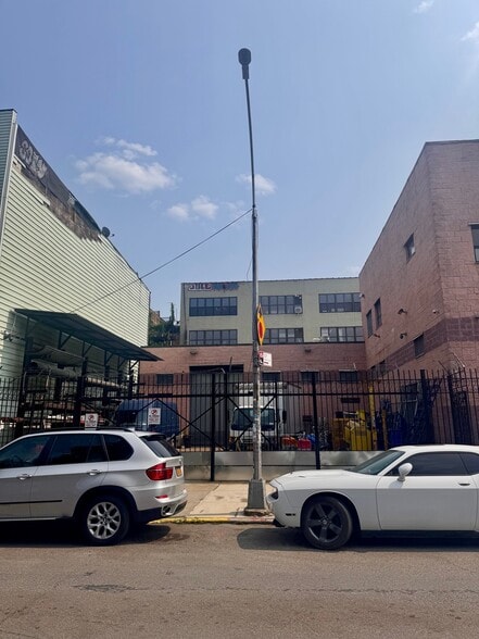 48 Grattan St, Brooklyn, NY à louer - Photo de l’immeuble – Image 3 sur 15