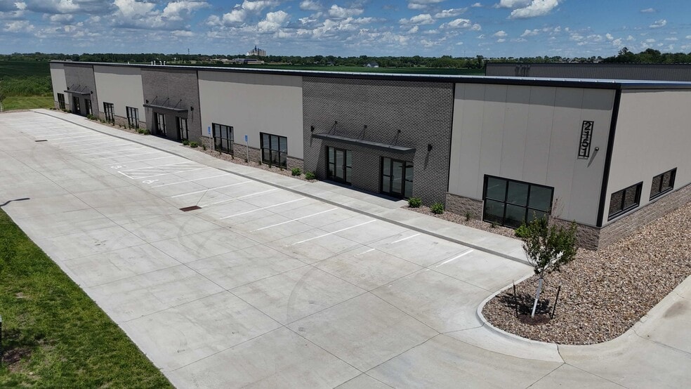 2151 Shiloh Rose Pkwy SW, Bondurant, IA à louer - Photo de l’immeuble – Image 3 sur 8