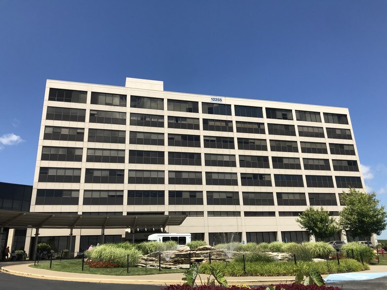 12255 DePaul Dr, Bridgeton, MO à louer - Photo de l’immeuble – Image 2 sur 27