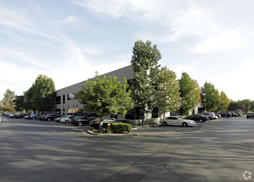 2525 Corporate Pl, Monterey Park, CA à louer - Photo de l’immeuble – Image 2 sur 12
