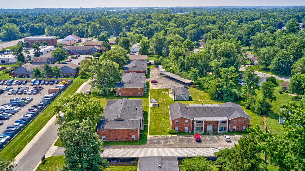 622 Wooddale Ter, Greenwood, IN à vendre - Photo de l’immeuble – Image 2 sur 3