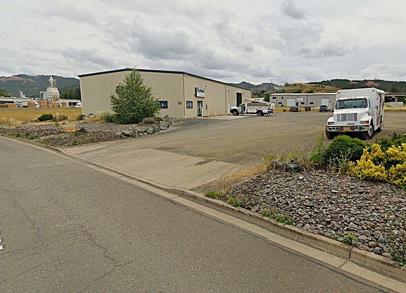 239 Industrial Dr, Roseburg, OR à louer Photo de l’immeuble– Image 1 sur 5