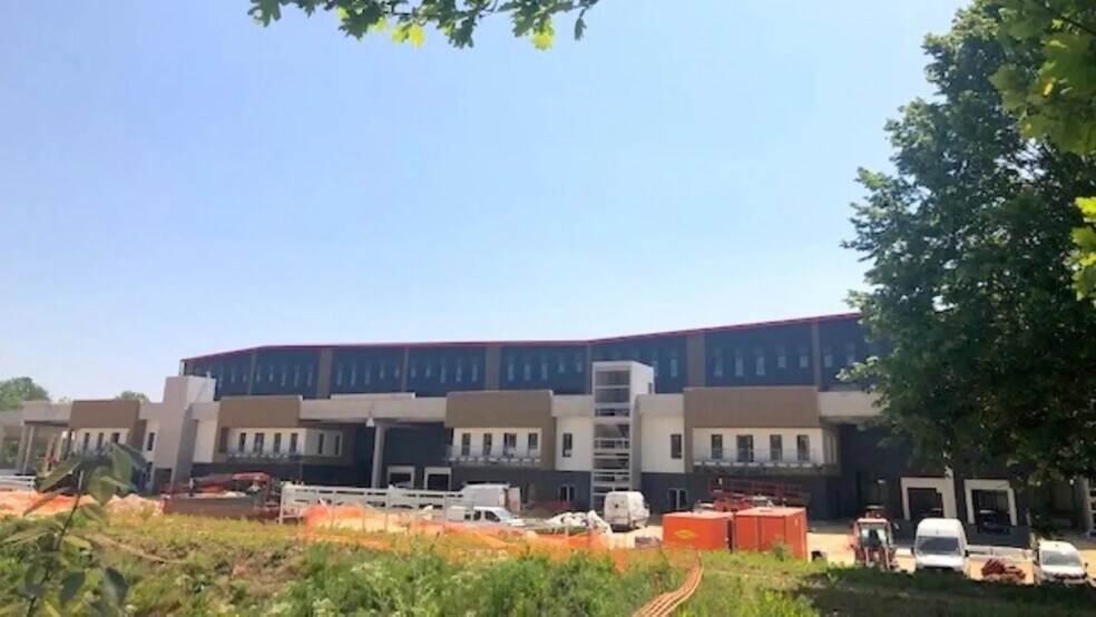 Local d’activités dans Élancourt à louer - Photo de l’immeuble – Image 2 sur 27