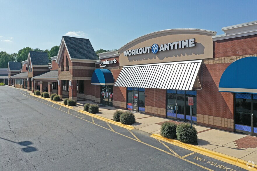 500-692 Hanes Mall Blvd, Winston-Salem, NC à louer - Photo de l’immeuble – Image 3 sur 16