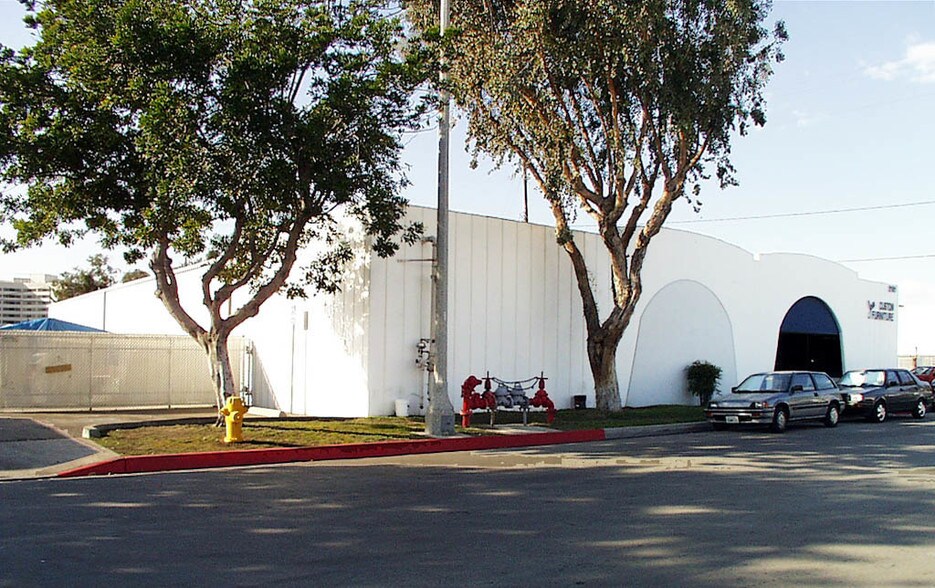 2151 S DuPont Dr, Anaheim, CA à louer - Photo principale – Image 1 sur 6
