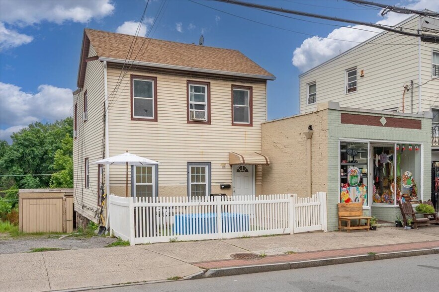 114 Ferris Ave, White Plains, NY à vendre - Photo de l’immeuble – Image 2 sur 22