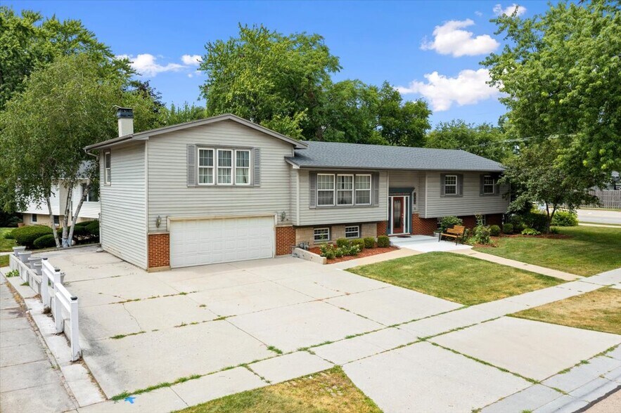 7212 Edgebrook Ln, Hanover Park, IL à vendre - Photo de l’immeuble – Image 2 sur 47