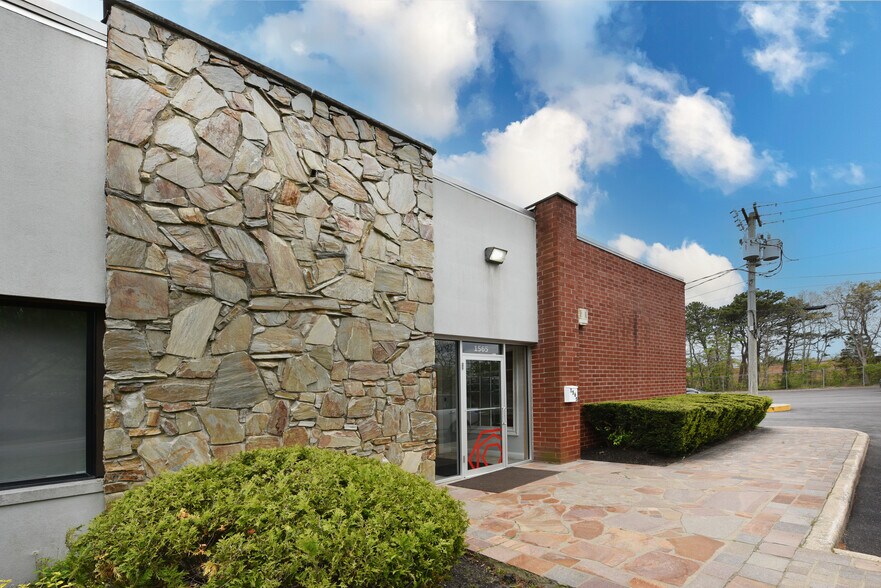 1565 Ocean Ave, Bohemia, NY à louer - Photo de l’immeuble – Image 2 sur 25
