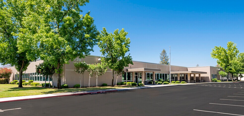 9738 Lincoln Village Dr, Sacramento, CA à louer - Photo de l’immeuble – Image 1 sur 10