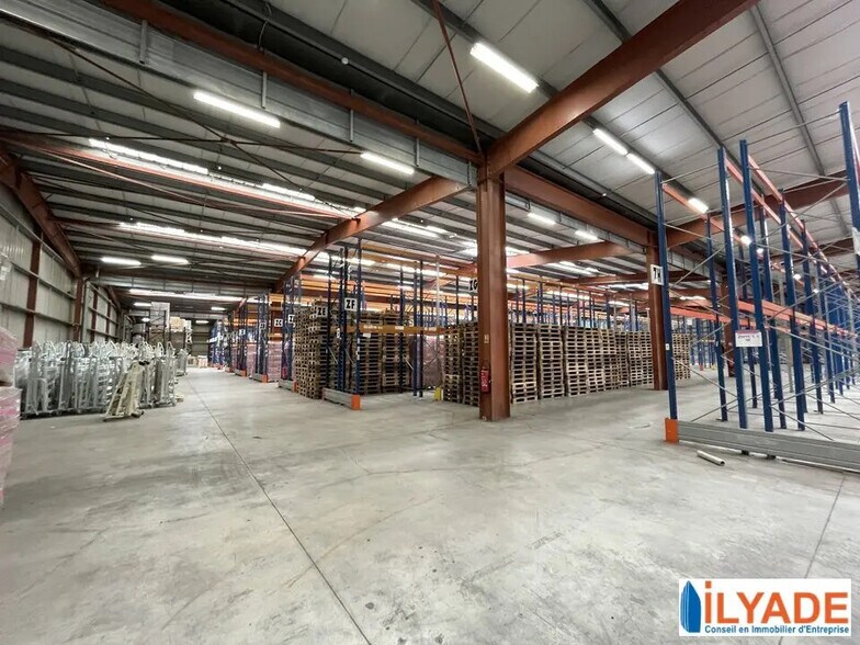 Industriel/Logistique dans CHÂTEAUNEUF-LE-ROUGE à louer - Photo de l’immeuble – Image 2 sur 7