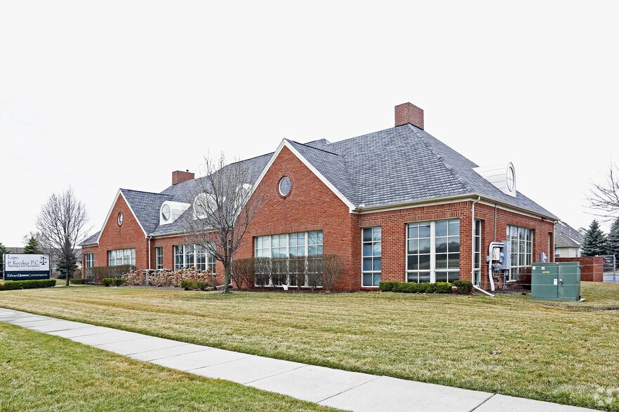 44777 Hayes Rd, Sterling Heights, MI à louer - Photo de l’immeuble – Image 2 sur 3