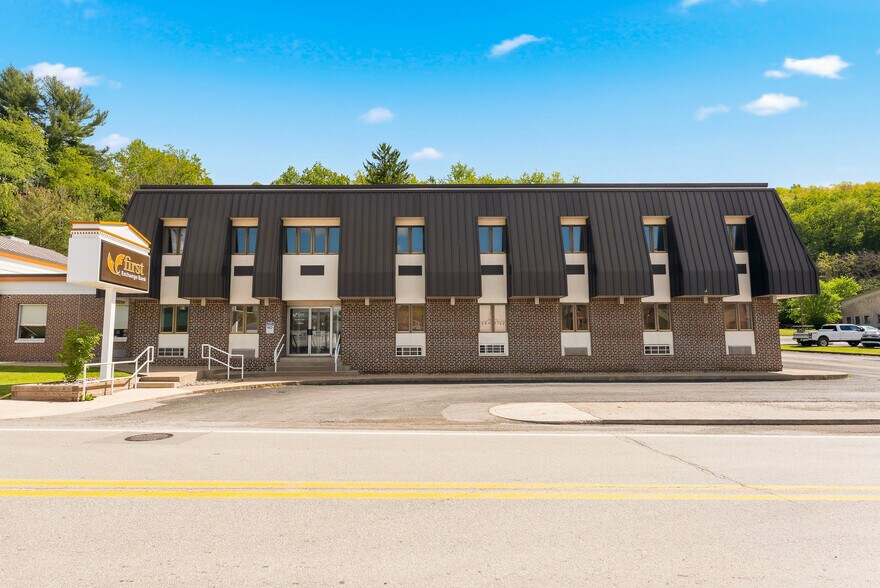 11 W Main St, Mannington, WV à louer - Photo de l’immeuble – Image 2 sur 14