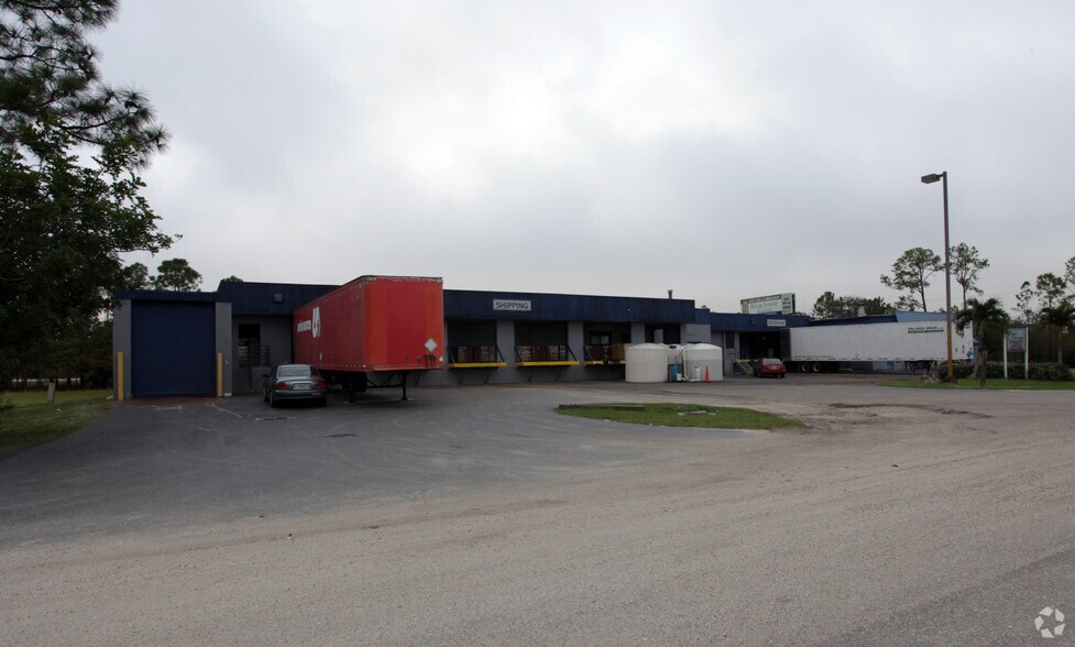9910 Bavaria Rd, Fort Myers, FL à louer - Photo principale – Image 1 sur 8