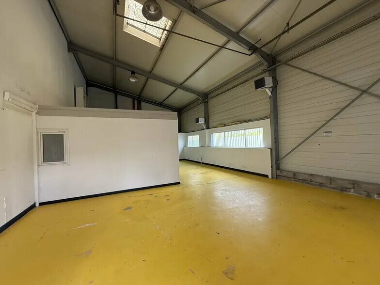 Local d’activités dans Troissereux à louer - Photo de l’immeuble – Image 1 sur 5