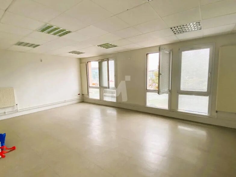 Bureau dans Savigny-le-Temple à louer - Photo intérieure – Image 2 sur 10