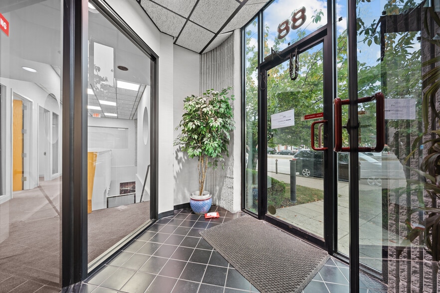 88 Broadway, Hicksville, NY à louer - Hall d’entrée – Image 3 sur 22
