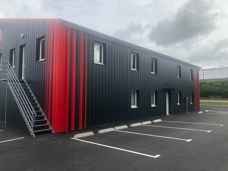 Local d’activités dans Saint-Martin-des-Champs à louer - Photo de l’immeuble – Image 2 sur 3