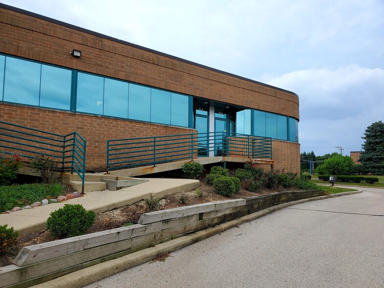 910 W Lake St, Roselle, IL à louer - Photo de l’immeuble – Image 3 sur 6