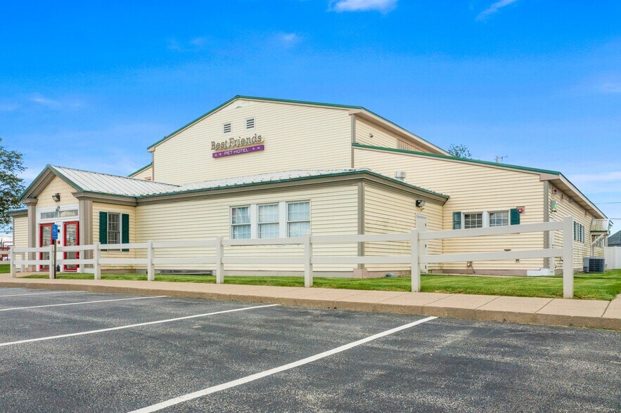 8224 N Bash St, Indianapolis, IN à vendre - Photo de l’immeuble – Image 3 sur 9
