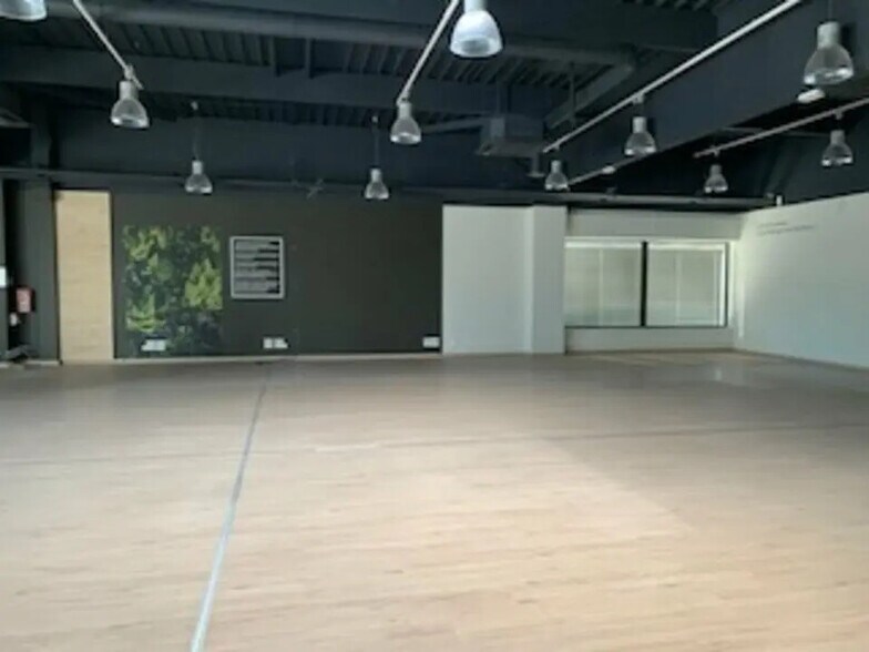 Local commercial dans Avignon à louer - Photo de l’immeuble – Image 2 sur 4