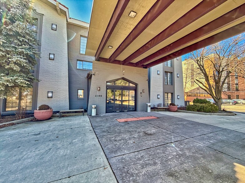 2280 N Barrington Rd, Hoffman Estates, IL à vendre - Photo de l’immeuble – Image 3 sur 12