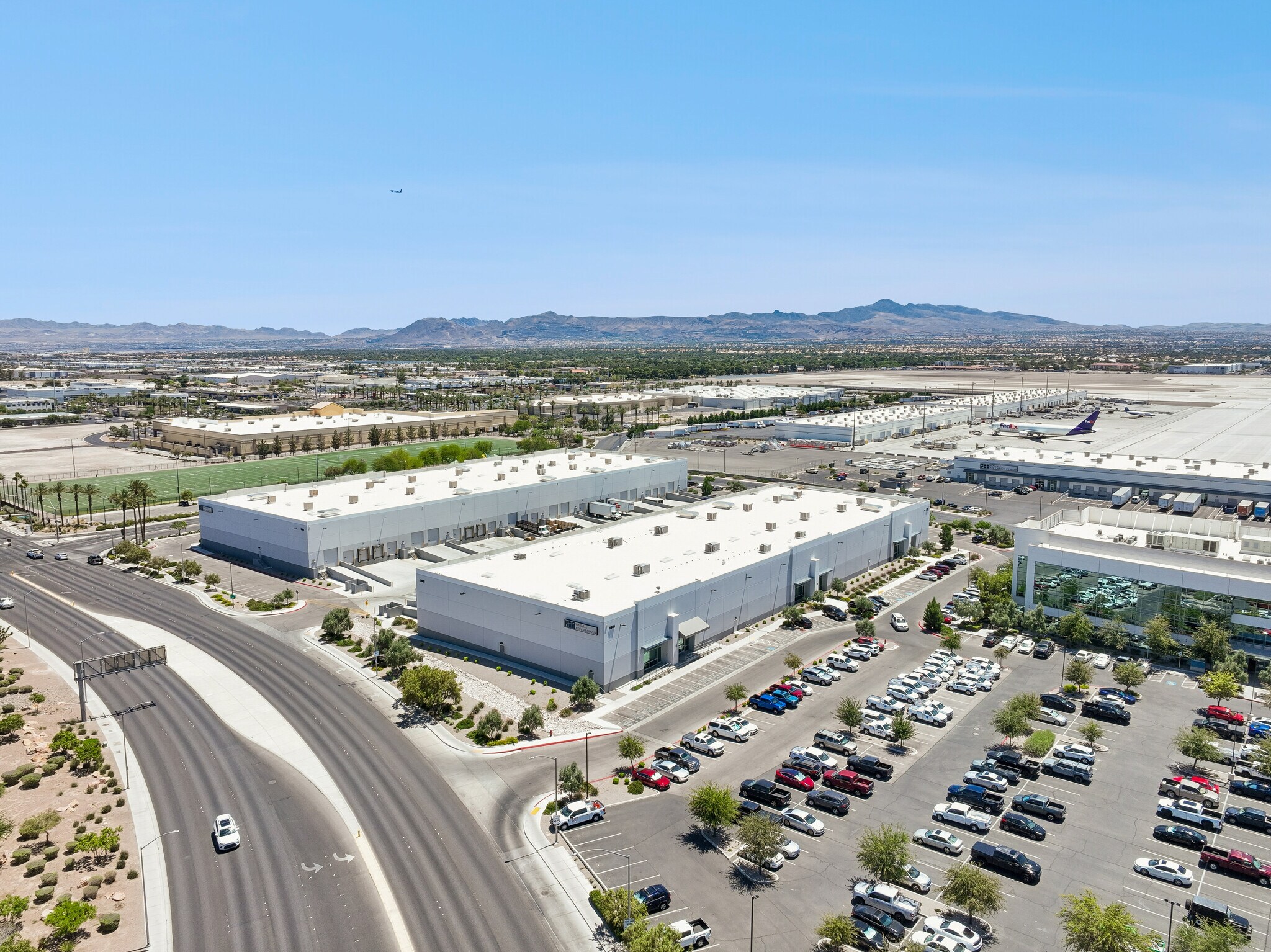 1945 E Russell Rd, Las Vegas, NV à louer Photo de l’immeuble– Image 1 sur 7