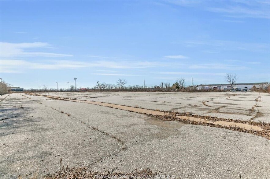 3350 Devon Dr, Windsor, ON à louer - Photo principale – Image 1 sur 3