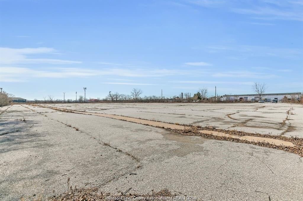 3350 Devon Dr, Windsor, ON à louer Photo principale– Image 1 sur 4