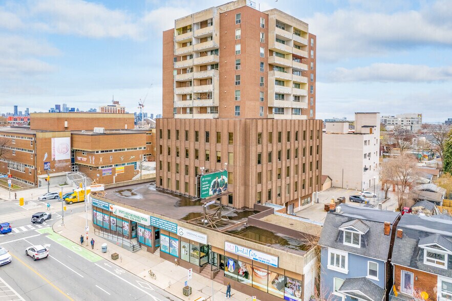 2329-2333 Dundas St W, Toronto, ON à louer - Photo de l’immeuble – Image 2 sur 4