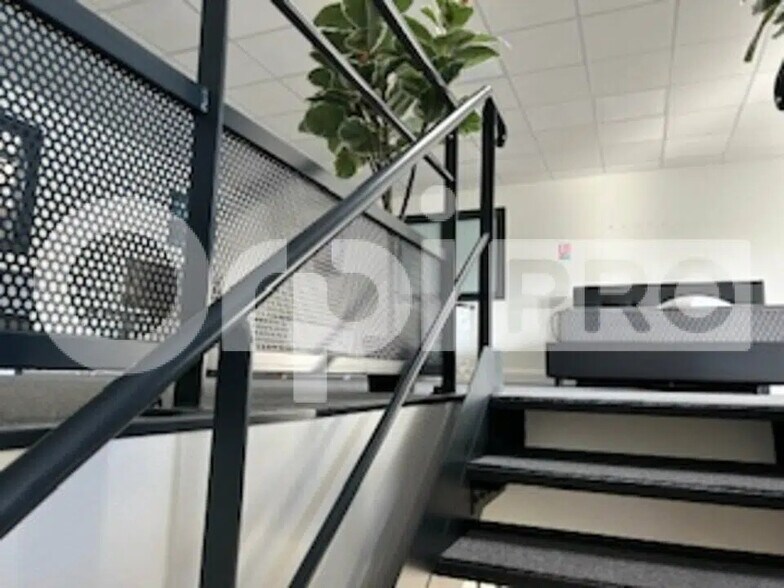 Local d’activités dans GENAY à louer - Photo de l’immeuble – Image 3 sur 6