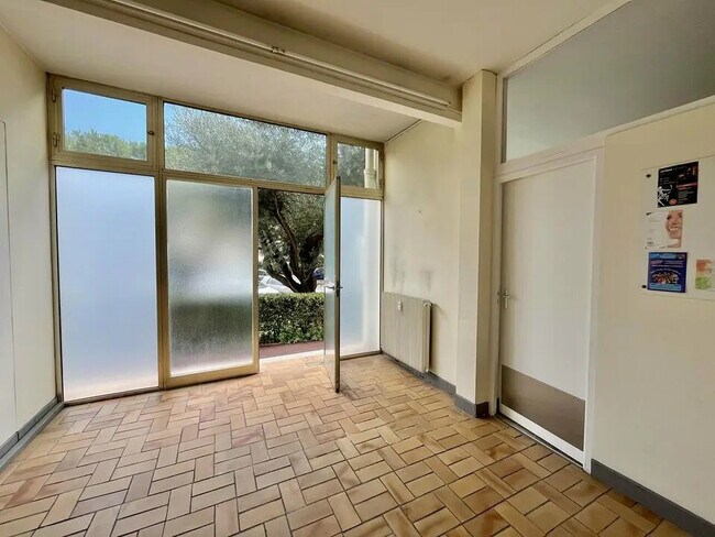 Plus de détails pour Local commercial à vendre