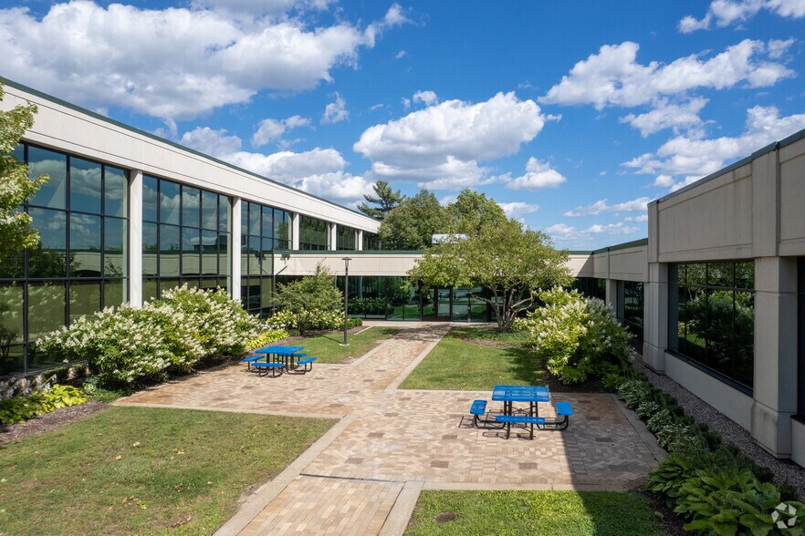 5600 Crooks Rd, Troy, MI à vendre - Photo de l’immeuble – Image 1 sur 10