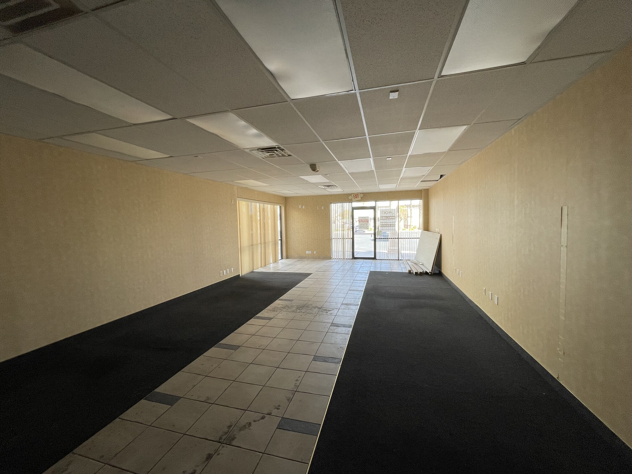 2833-2949 E Desert Inn Rd, Las Vegas, NV à louer Photo de l’immeuble– Image 1 sur 6