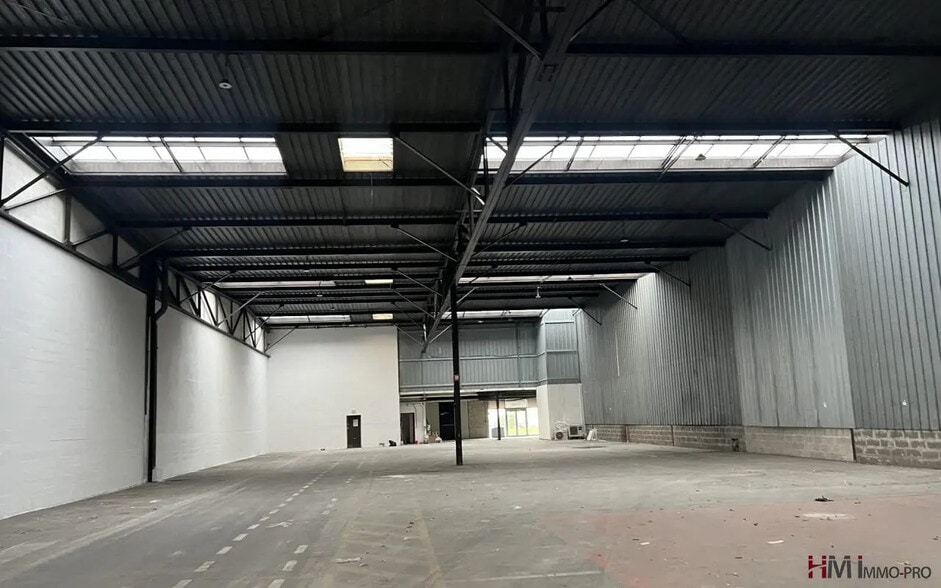 Industriel/Logistique dans Saint-Étienne-du-Rouvray à louer - Photo de l’immeuble – Image 3 sur 5