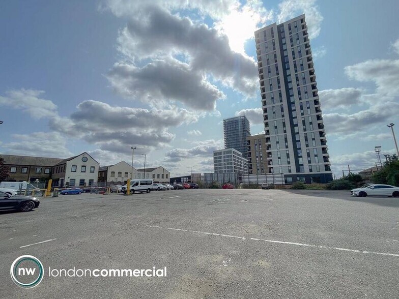 80 Scrubs Ln, Londres à louer - Photo de l’immeuble – Image 3 sur 6