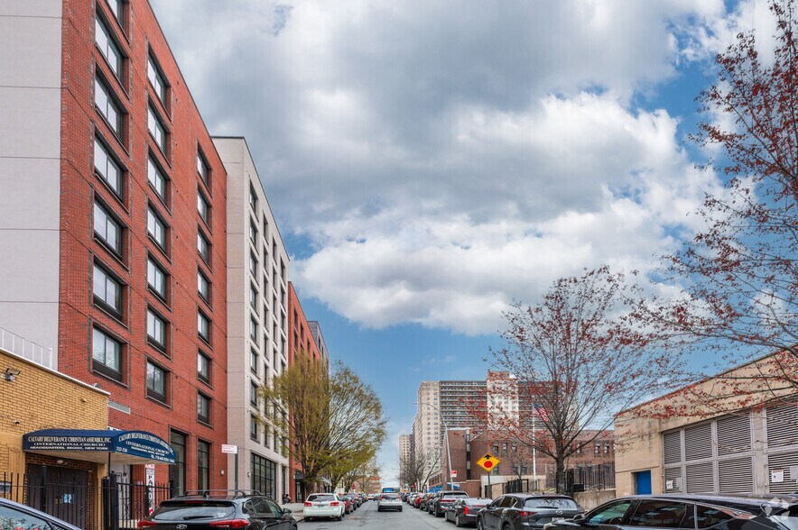 180 E 156th St, Bronx, NY à louer - Photo de l’immeuble – Image 2 sur 3