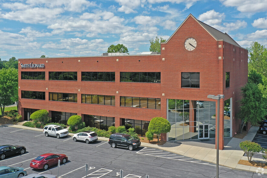 4035 Premier Dr, High Point, NC à louer - Photo de l’immeuble – Image 1 sur 15
