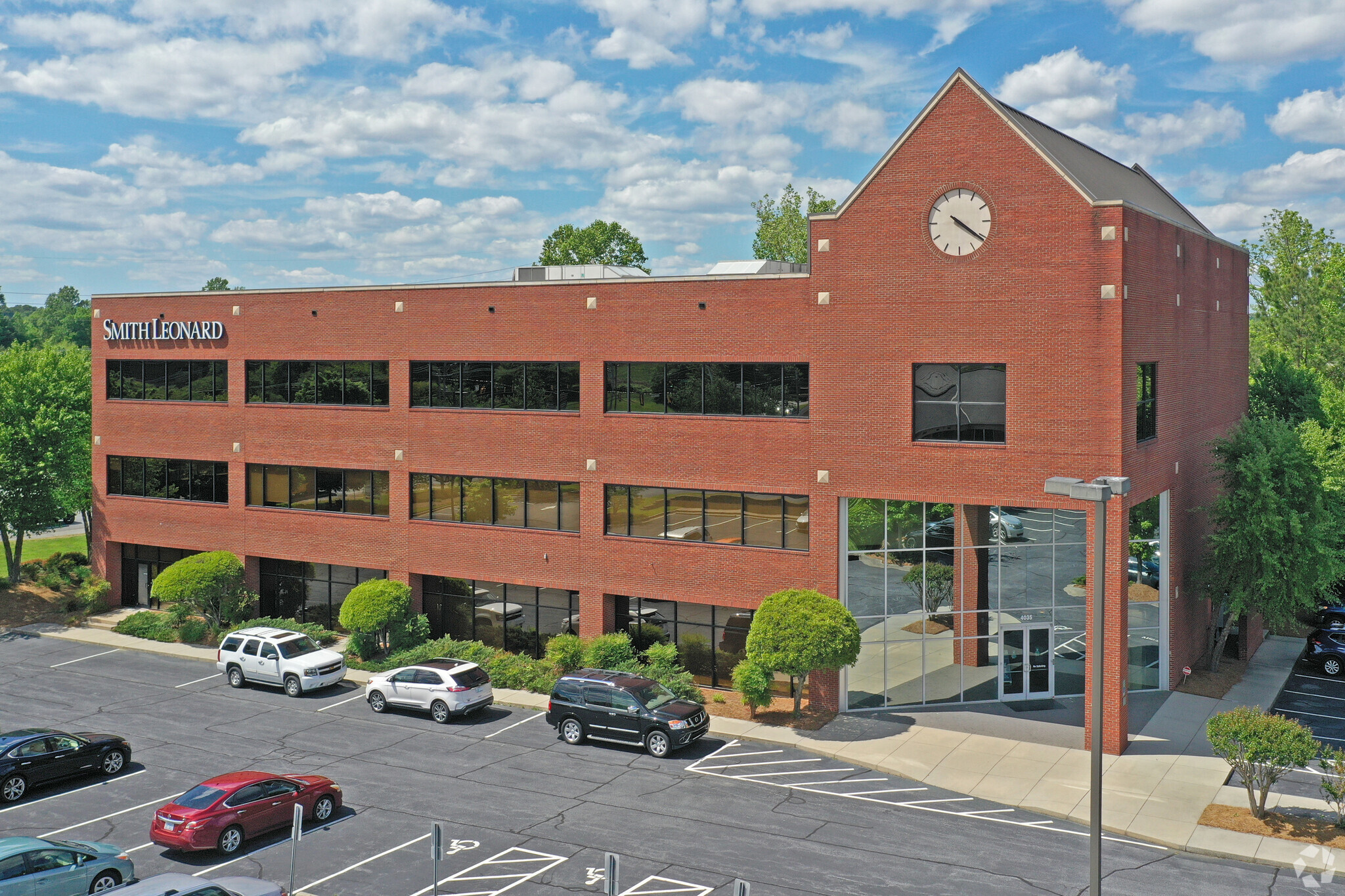 4035 Premier Dr, High Point, NC à louer Photo de l’immeuble– Image 1 sur 16