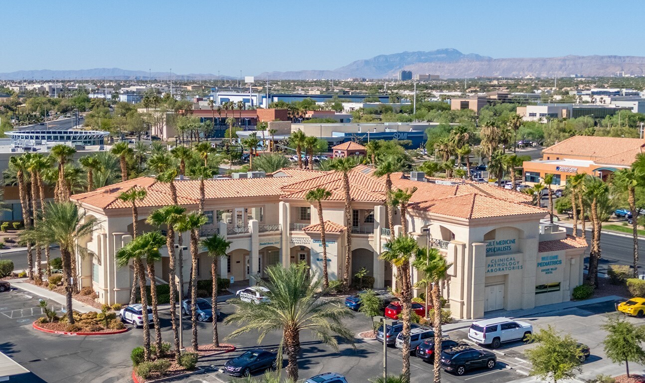 7180 Cascade Valley Ct, Las Vegas, NV à louer Photo de l’immeuble– Image 1 sur 3