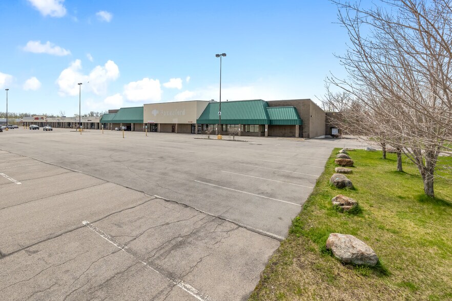 6100-6180 St. Lawrence Centre, Massena, NY à vendre - Photo de l’immeuble – Image 2 sur 7