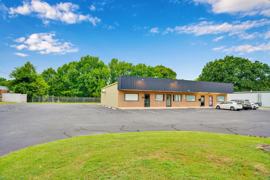 500 Bradford Dr, Charlotte, NC à louer - Photo de l’immeuble – Image 3 sur 37