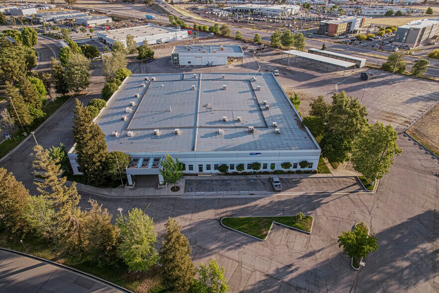 3801 Pegasus Dr, Bakersfield, CA à louer - Photo de l’immeuble – Image 2 sur 8