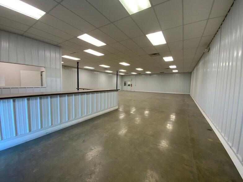 315 S Sycamore St, Flora, IN à louer - Photo de l’immeuble – Image 3 sur 10
