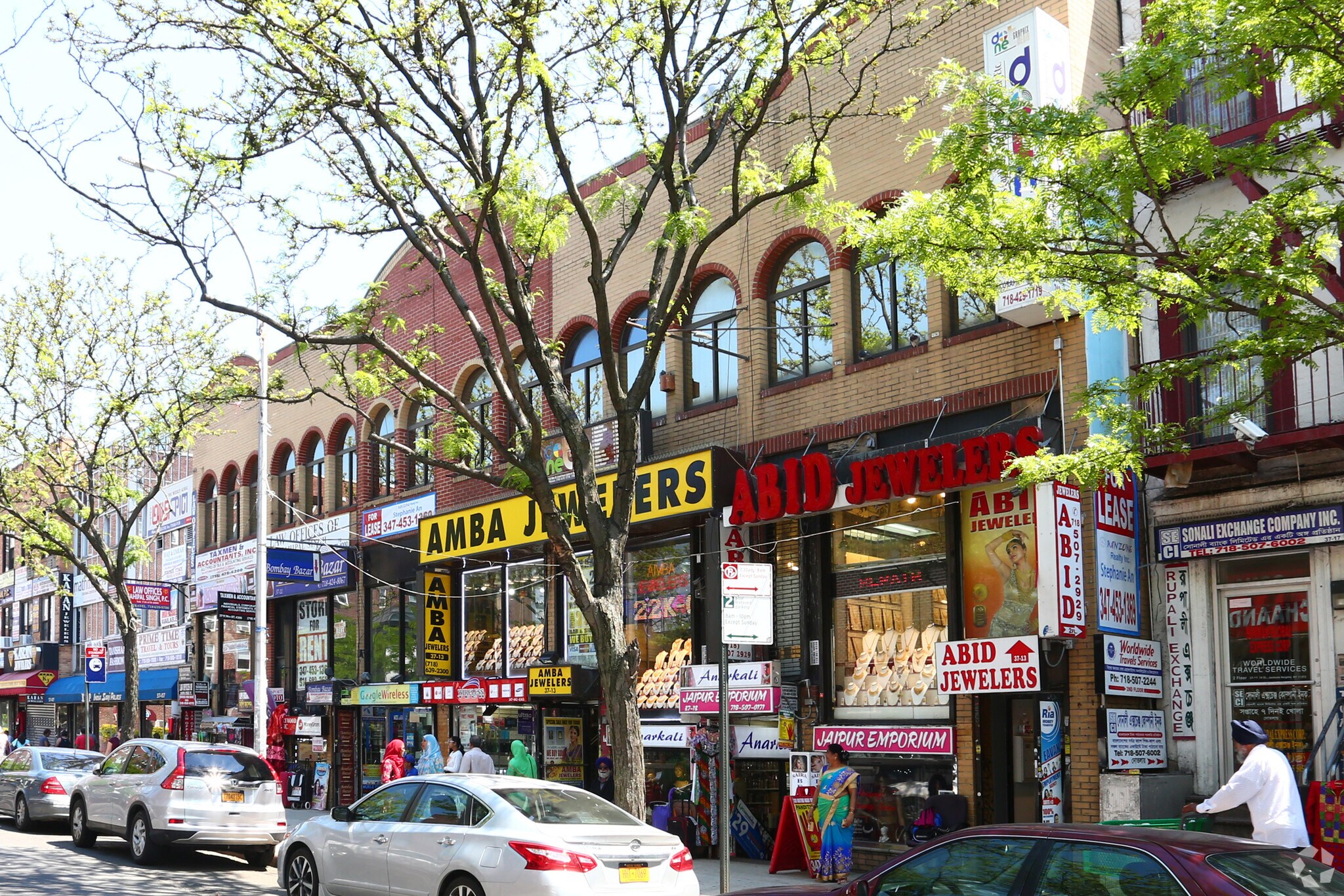 3711-3713 74th St, Jackson Heights, NY à louer Photo principale– Image 1 sur 15