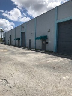 9550-9552 NW 12th St, Miami, FL à louer - Photo de l’immeuble – Image 3 sur 9