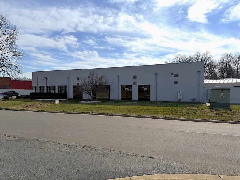 192 Raceway Dr, Mooresville, NC à vendre - Photo principale – Image 1 sur 1