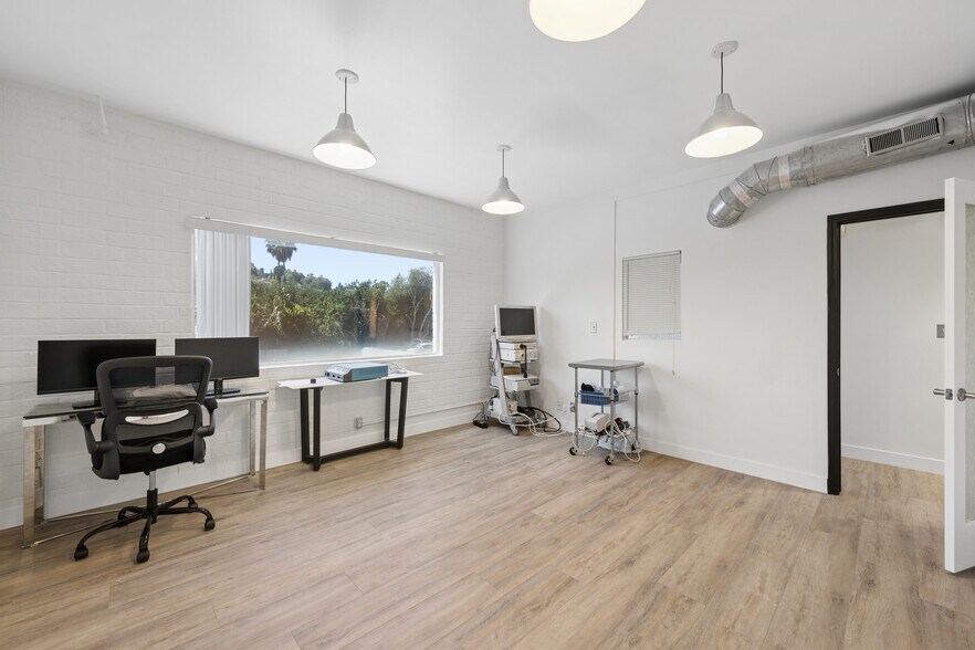 16250 Ventura Blvd, Encino, CA à louer - Photo de l’immeuble – Image 3 sur 18