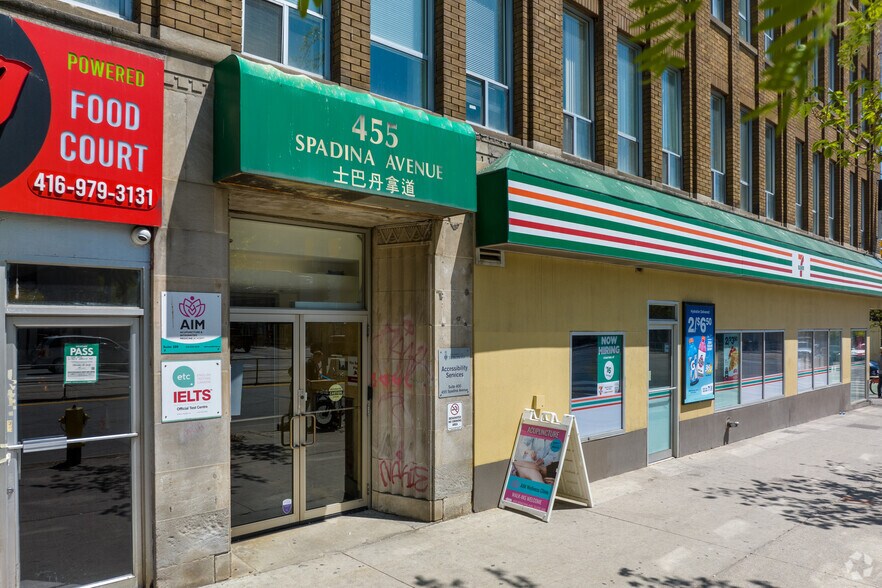 455-457 Spadina Ave, Toronto, ON à louer - Photo de l’immeuble – Image 3 sur 5