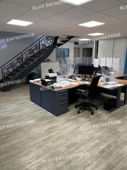 Local d’activités dans Pluguffan à louer - Photo de l’immeuble – Image 2 sur 8