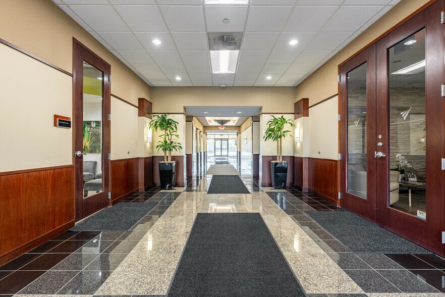 3000 Woodcreek Dr, Downers Grove, IL à vendre - Photo de l’immeuble – Image 2 sur 15